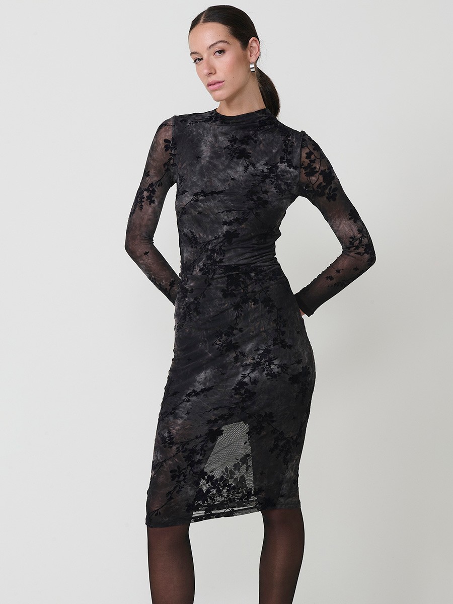 Vestido por debajo de la rodilla para mujer en tul elástico, estampado tie-dye con flores aterciopeladas, cuello redondo, fruncido en hombros y cintura.