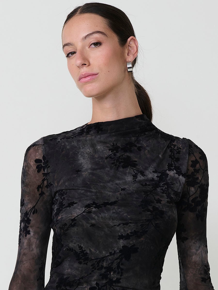 Vestido por debajo de la rodilla para mujer en tul elástico, estampado tie-dye con flores aterciopeladas, cuello redondo, fruncido en hombros y cintura.