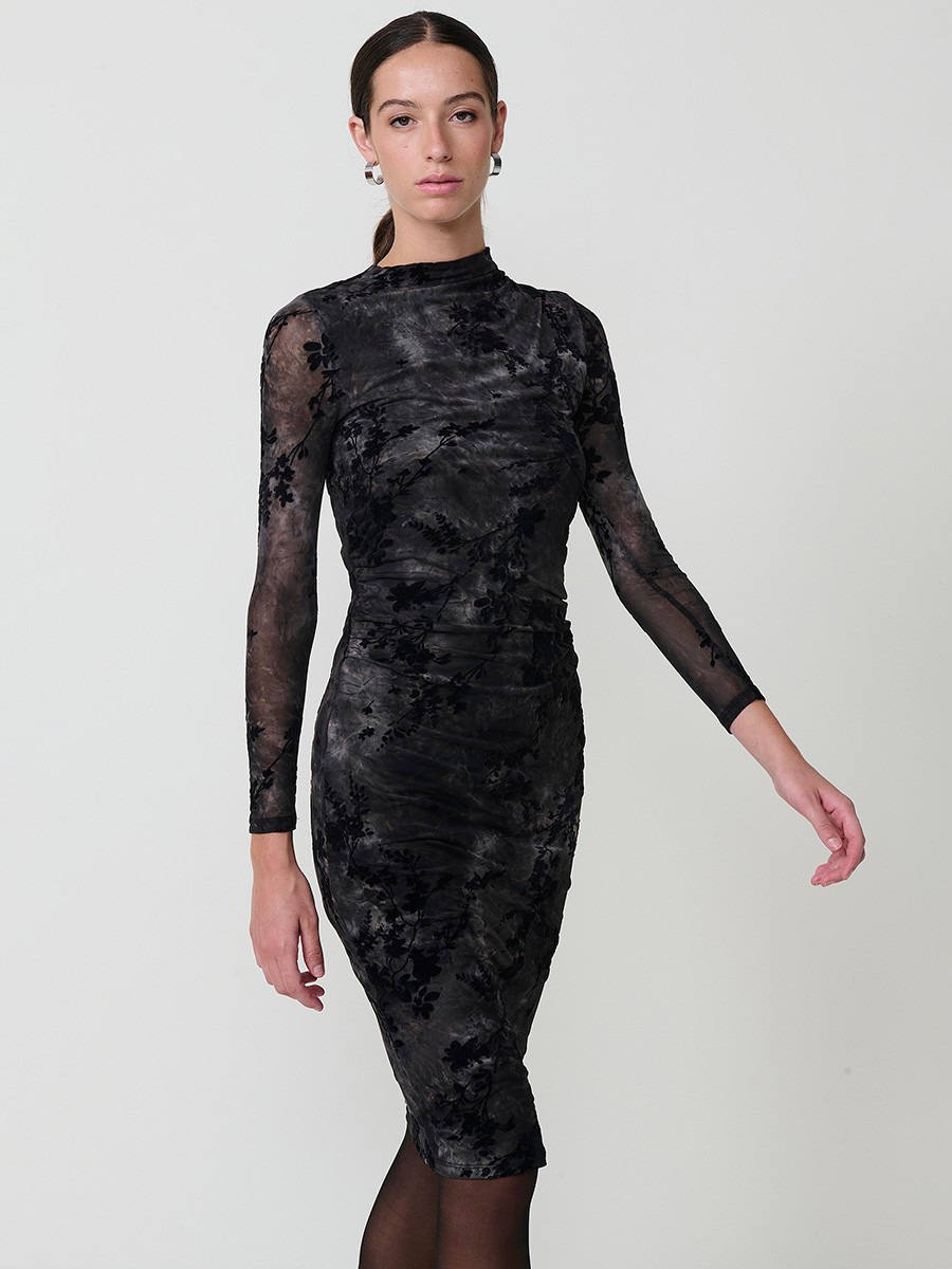 Vestido por debajo de la rodilla para mujer en tul elástico, estampado tie-dye con flores aterciopeladas, cuello redondo, fruncido en hombros y cintura.