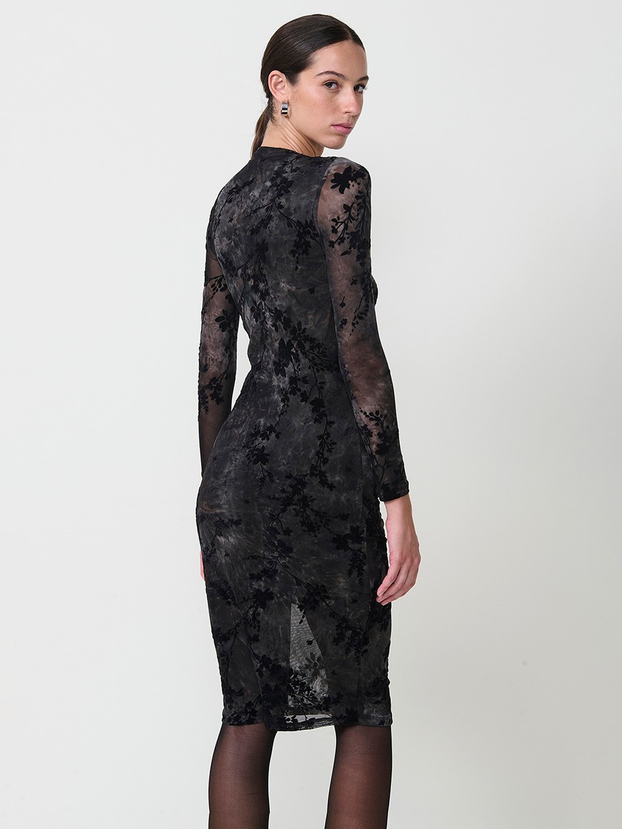Vestido por debajo de la rodilla para mujer en tul elástico, estampado tie-dye con flores aterciopeladas, cuello redondo, fruncido en hombros y cintura.