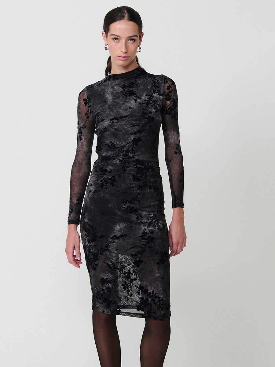 Vestido por debajo de la rodilla para mujer en tul elástico, estampado tie-dye con flores aterciopeladas, cuello redondo, fruncido en hombros y cintura.