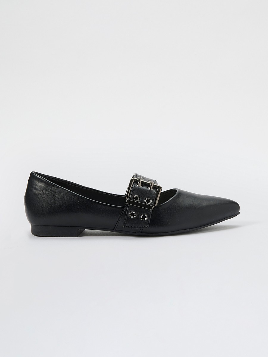 Zapato plano tipo bailarina de mujer, punta estilizada, efecto piel, hebilla decorativa y detalles metálicos en color negro.