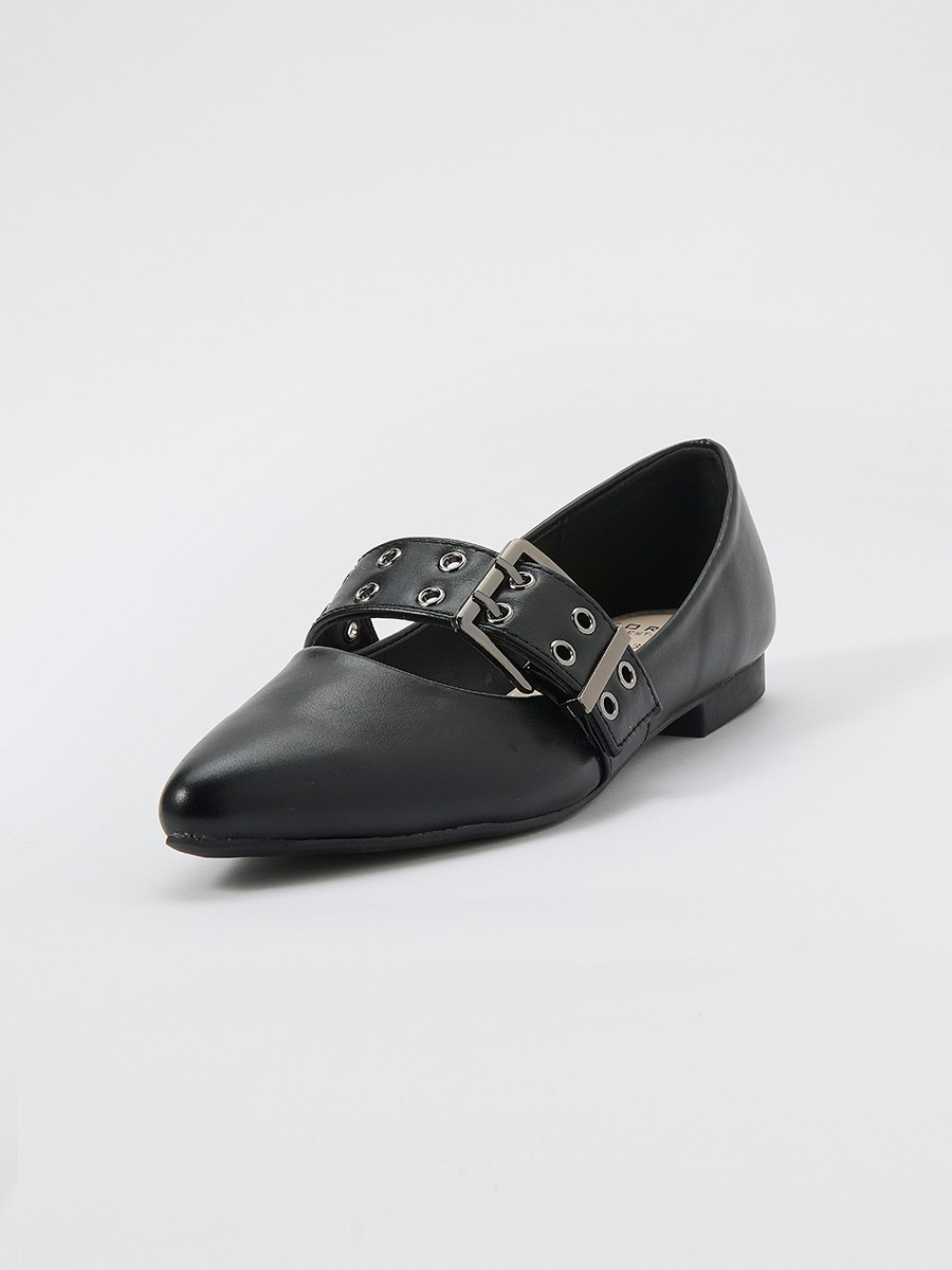 Zapato plano tipo bailarina de mujer, punta estilizada, efecto piel, hebilla decorativa y detalles metálicos en color negro.