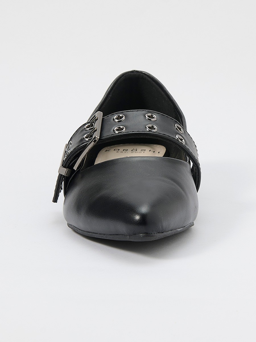 Zapato plano tipo bailarina de mujer, punta estilizada, efecto piel, hebilla decorativa y detalles metálicos en color negro.