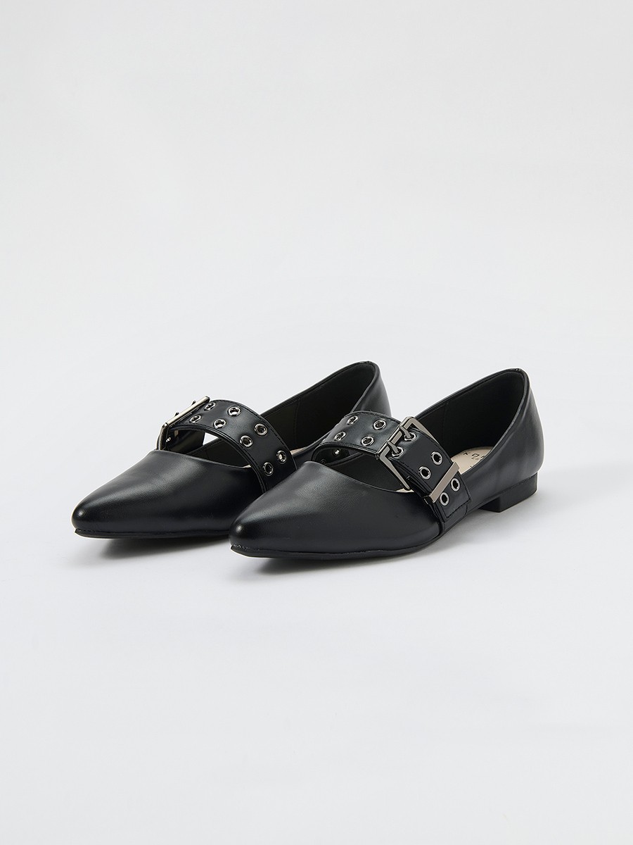 Zapato plano tipo bailarina de mujer, punta estilizada, efecto piel, hebilla decorativa y detalles metálicos en color negro.