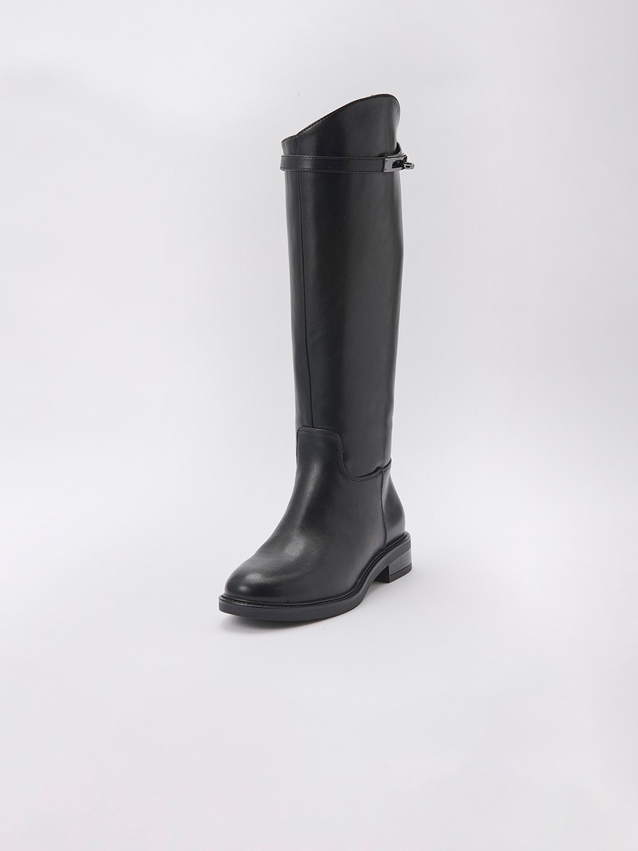 Bota plana de caña alta en efecto piel negra, estilo montar, con hebilla decorativa, cremallera interior y forro efecto pelo.