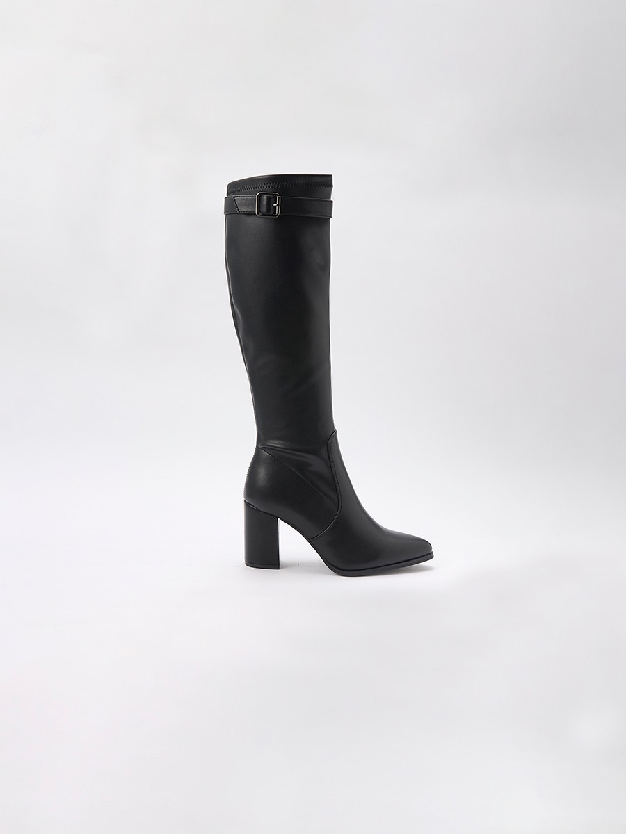 Bota de mujer de caña alta en efecto piel negra, con tacón efecto madera de 8 cm, cremallera interior y hebilla decorativa.