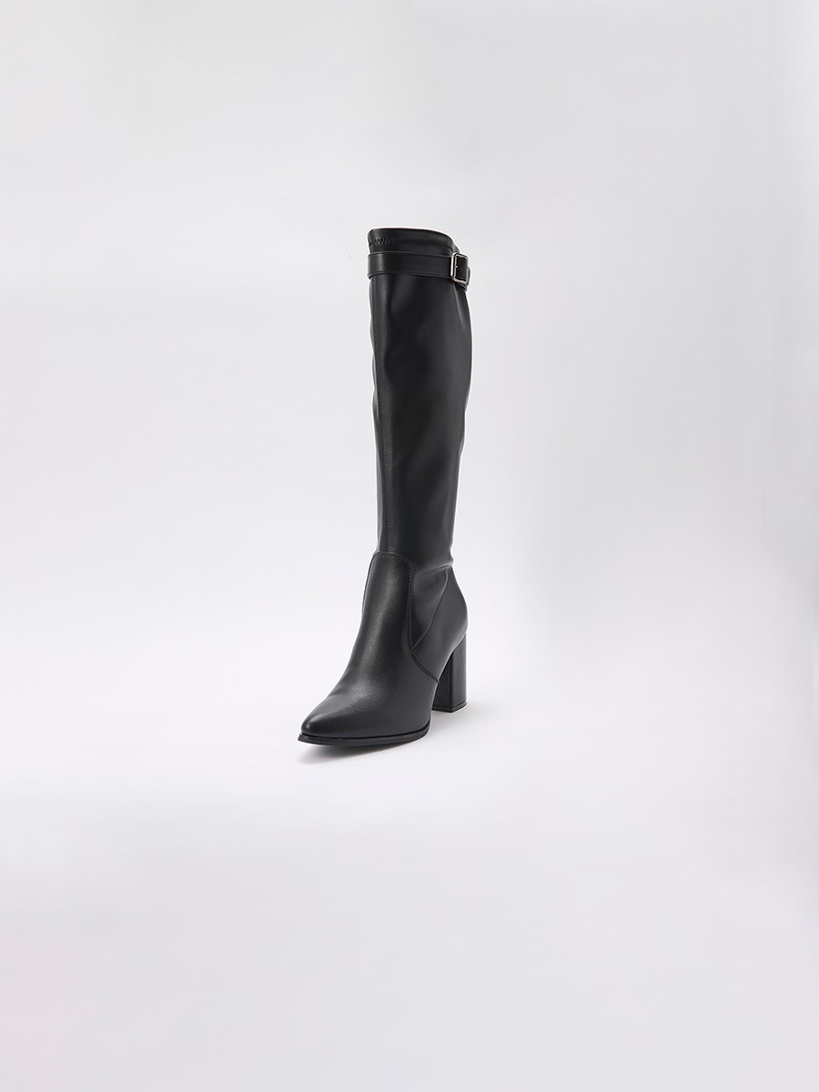 Bota de mujer de caña alta en efecto piel negra, con tacón efecto madera de 8 cm, cremallera interior y hebilla decorativa.