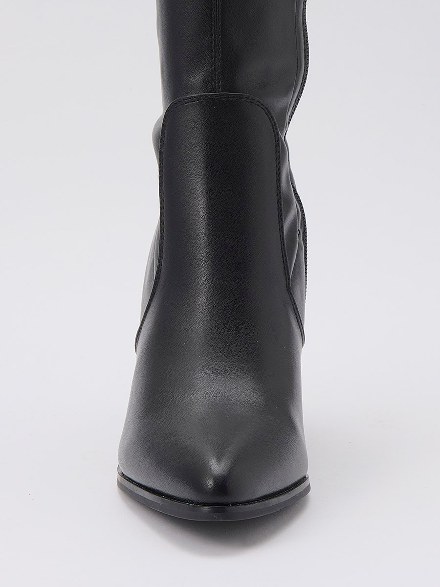 Bota de mujer de caña alta en efecto piel negra, con tacón efecto madera de 8 cm, cremallera interior y hebilla decorativa.