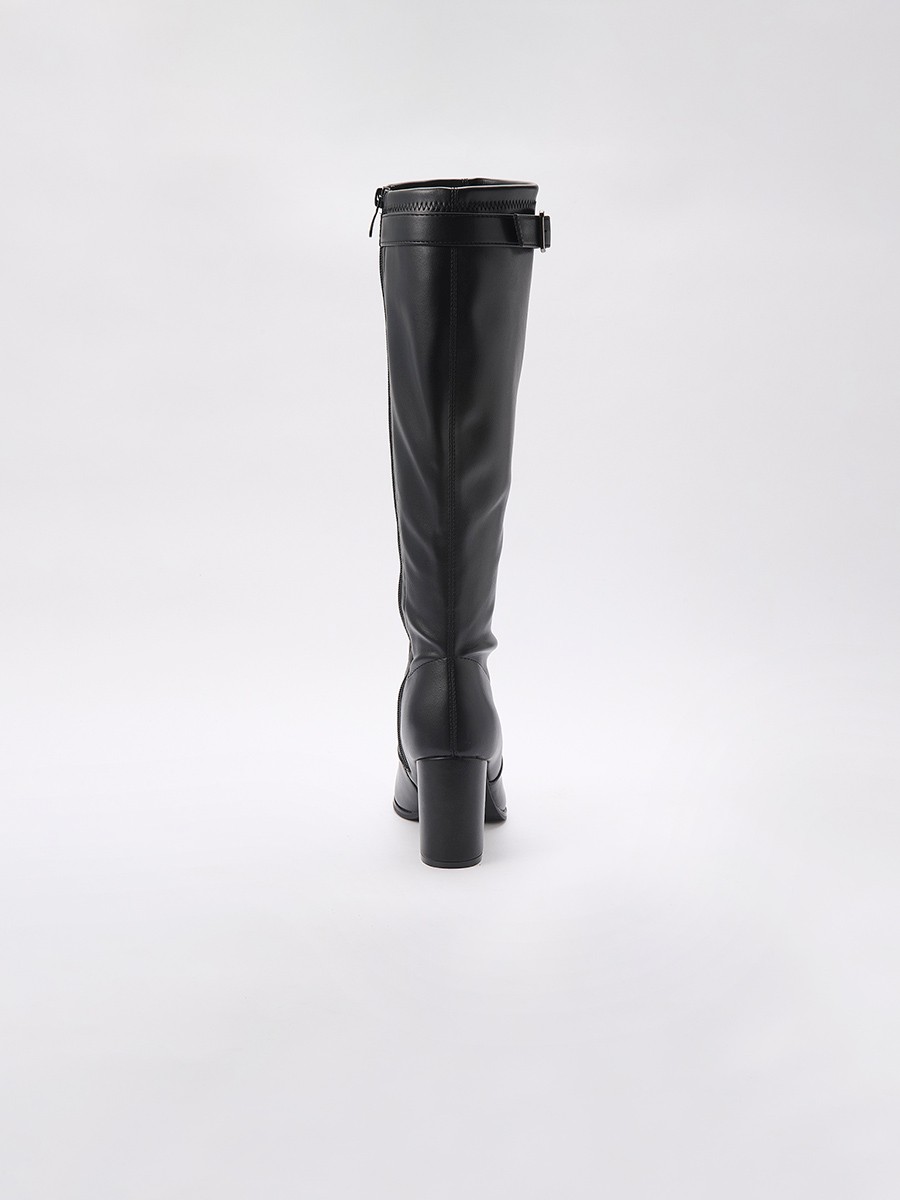 Bota de mujer de caña alta en efecto piel negra, con tacón efecto madera de 8 cm, cremallera interior y hebilla decorativa.