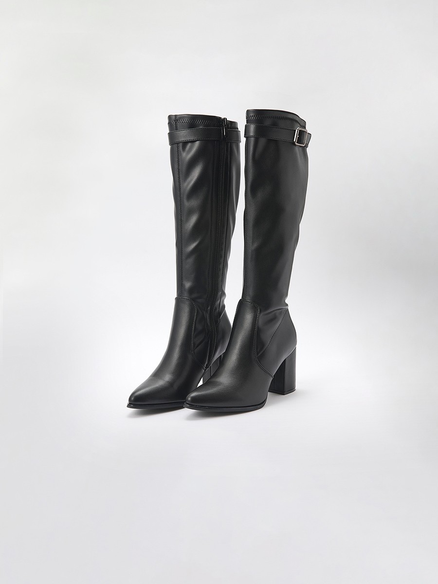 Bota de mujer de caña alta en efecto piel negra, con tacón efecto madera de 8 cm, cremallera interior y hebilla decorativa.