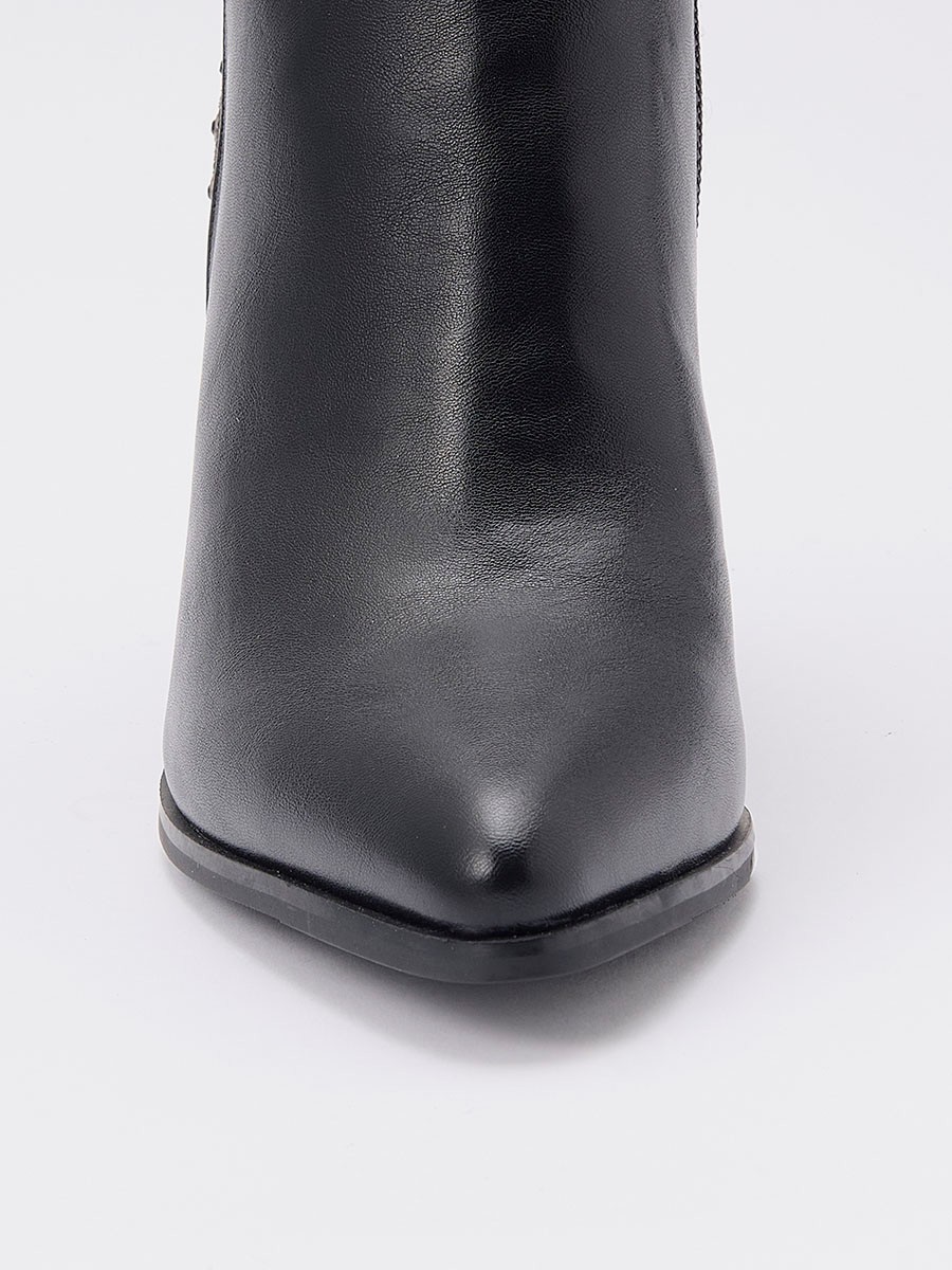 Botín de mujer negro efecto piel, tacón forrado de 8 cm, detalle de brillos en el talón y cierre interior con cremallera.