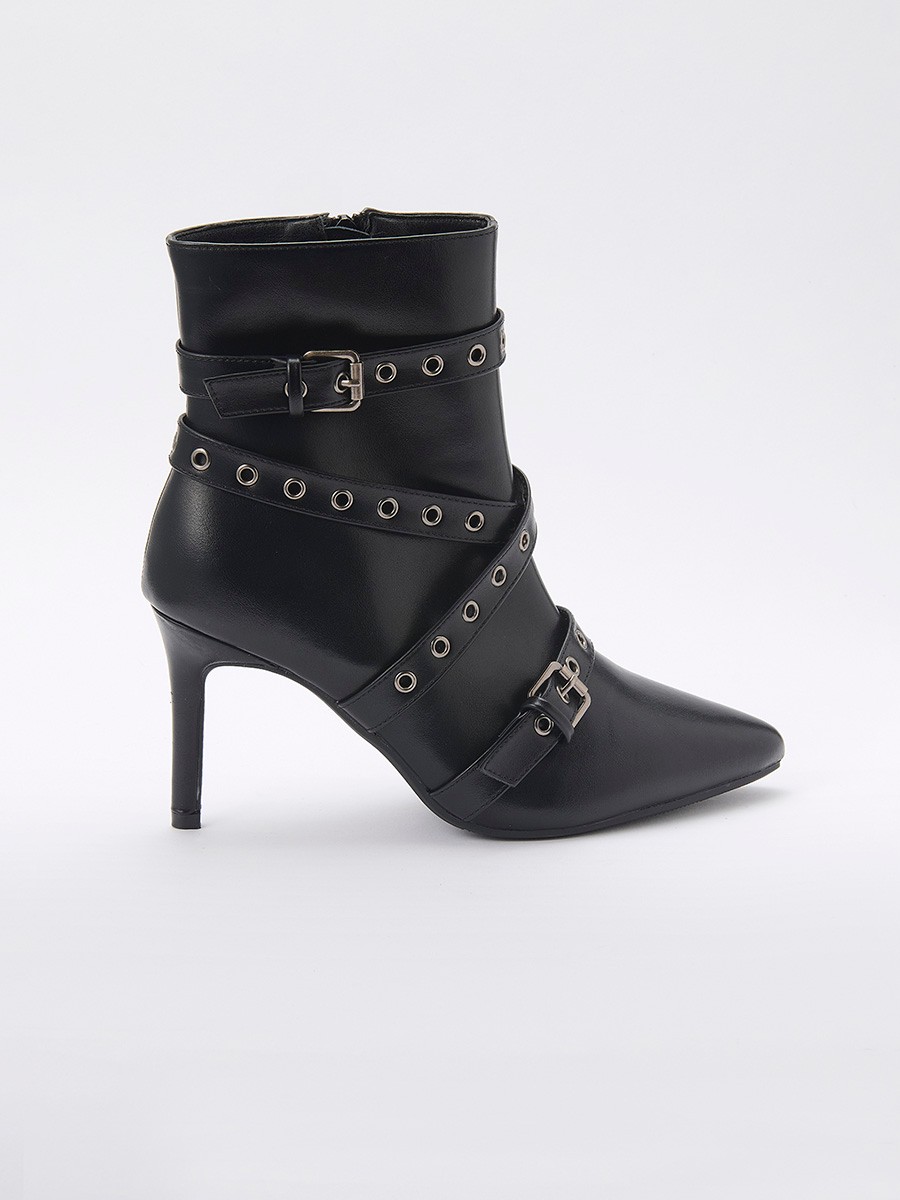 Botín de mujer negro efecto piel, con punta estilizada, cintas y hebillas decorativas, tacón de 9 cm y forro interior efecto pelo corto.