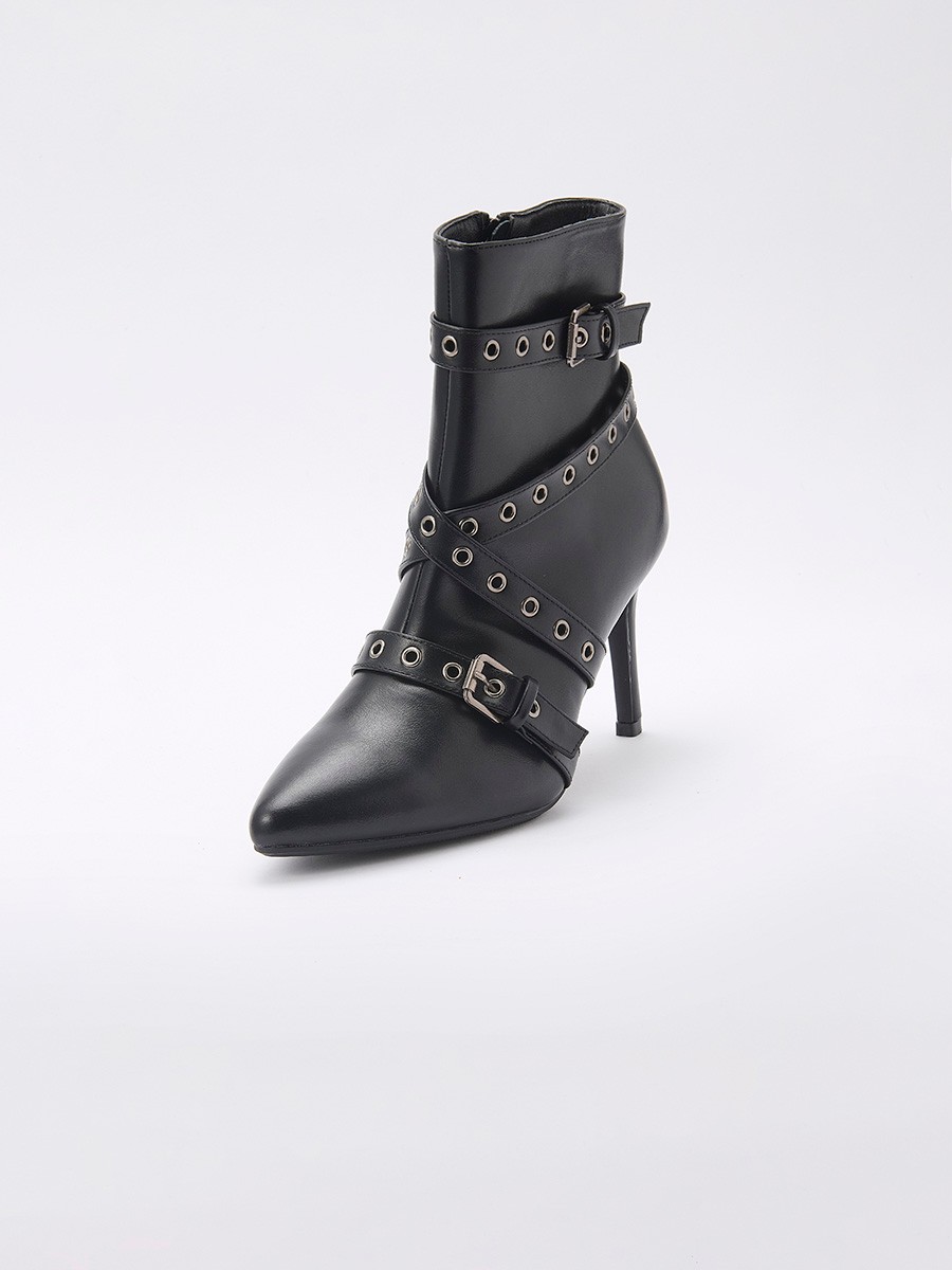 Botín de mujer negro efecto piel, con punta estilizada, cintas y hebillas decorativas, tacón de 9 cm y forro interior efecto pelo corto.