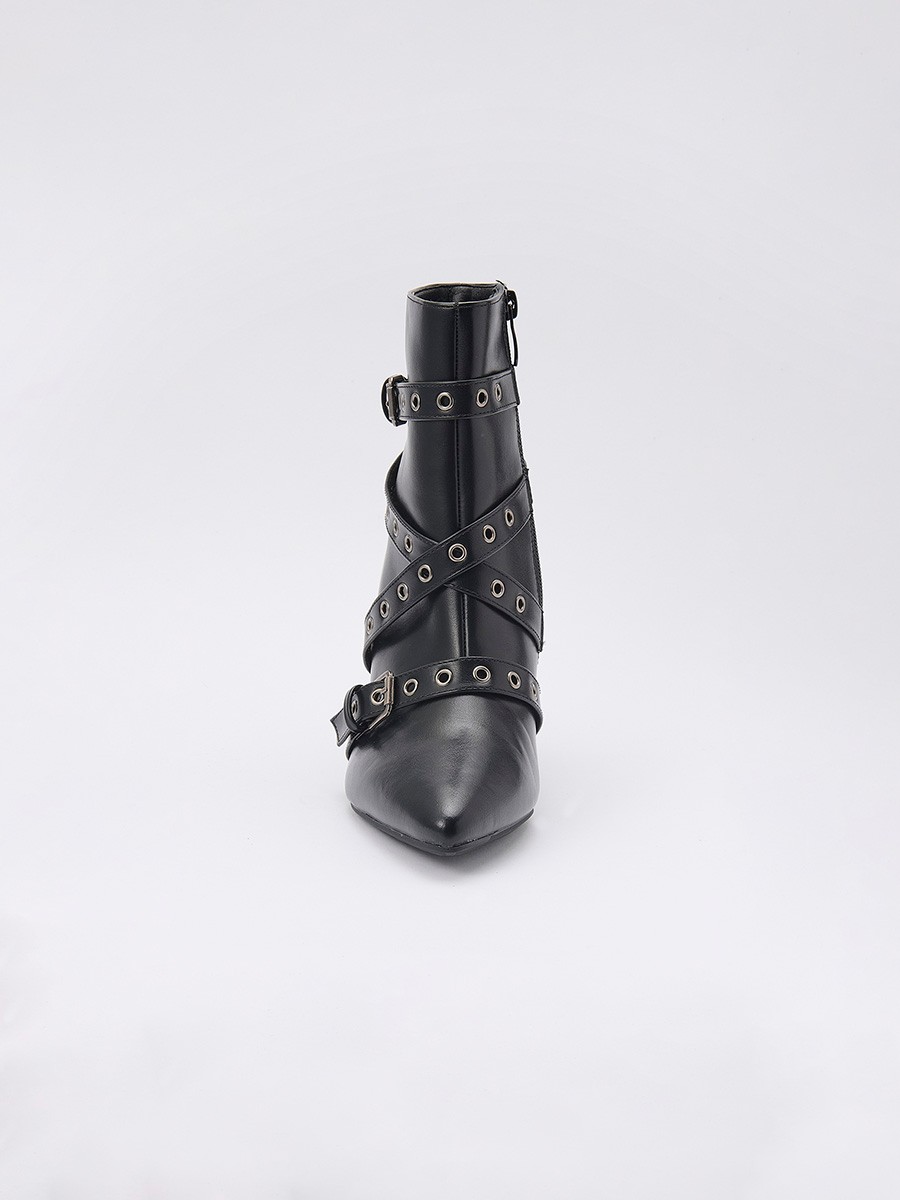 Botín de mujer negro efecto piel, con punta estilizada, cintas y hebillas decorativas, tacón de 9 cm y forro interior efecto pelo corto.