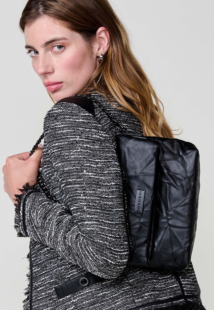 Women’s crossbody bag with wrinkled leather-effect texture, top zip closure and inner pocket.