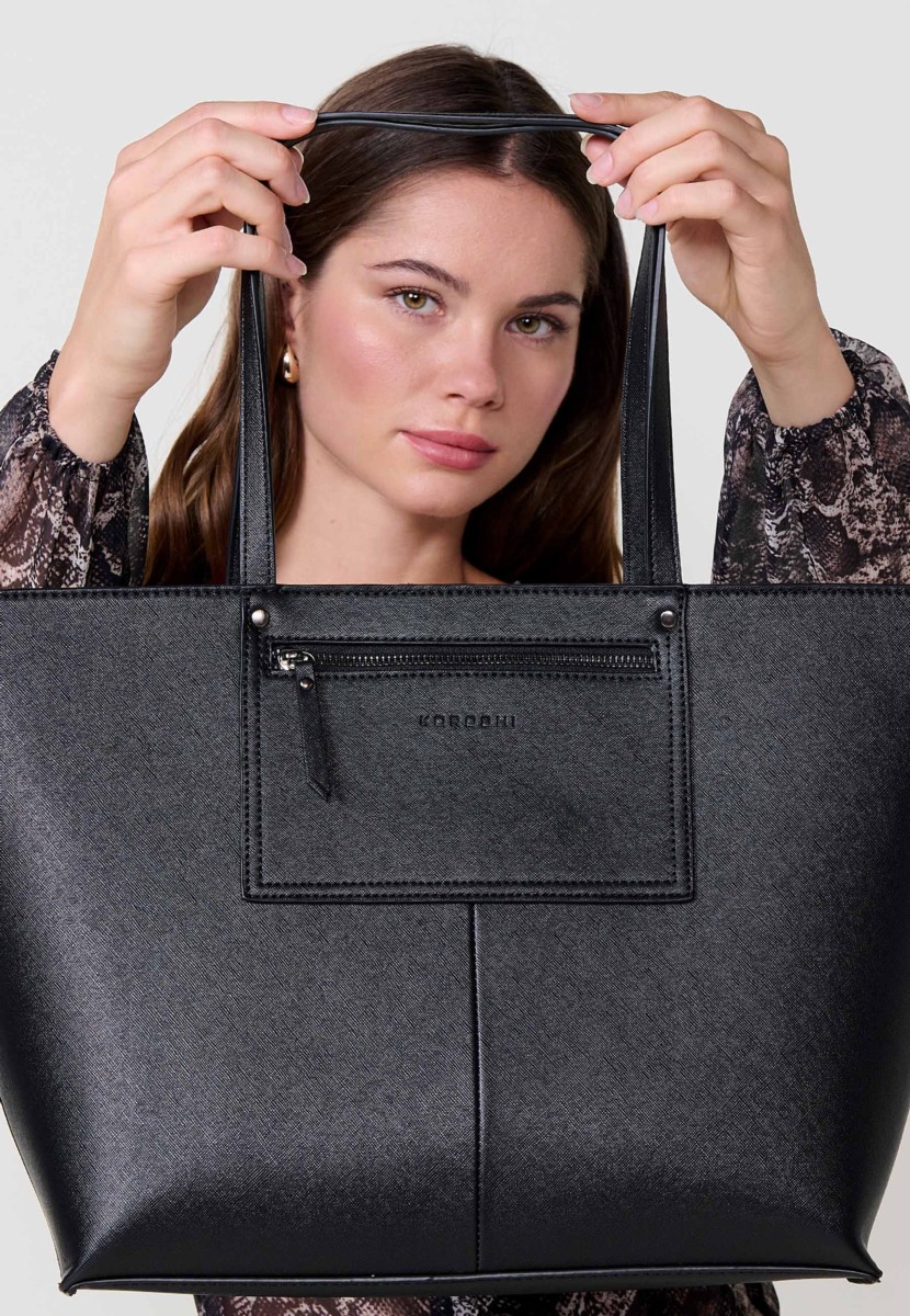 Large women’s shopper bag in faux leather with top zipper, interior pocket and removable zip pouch.