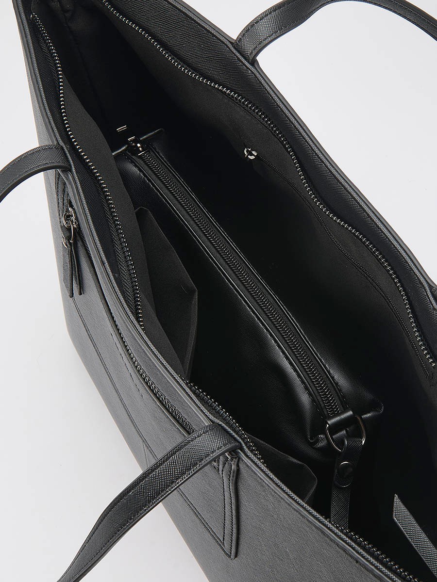Large women’s shopper bag in faux leather with top zipper, interior pocket and removable zip pouch.