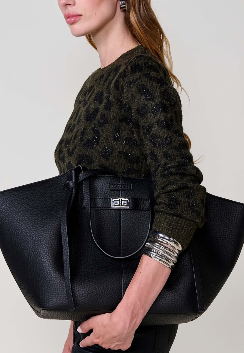 Large women’s shopper bag in faux leather with magnetic button closure and zip pouch inside.
