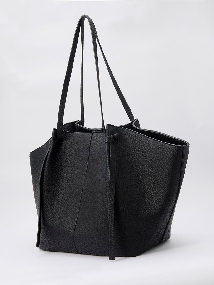 Large women’s shopper bag in faux leather with magnetic button closure and zip pouch inside.