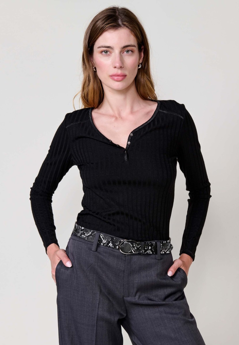 Cinturón estrecho para mujer en efecto piel de serpiente, cierre con hebilla metálica. Diseño elegante y versátil.