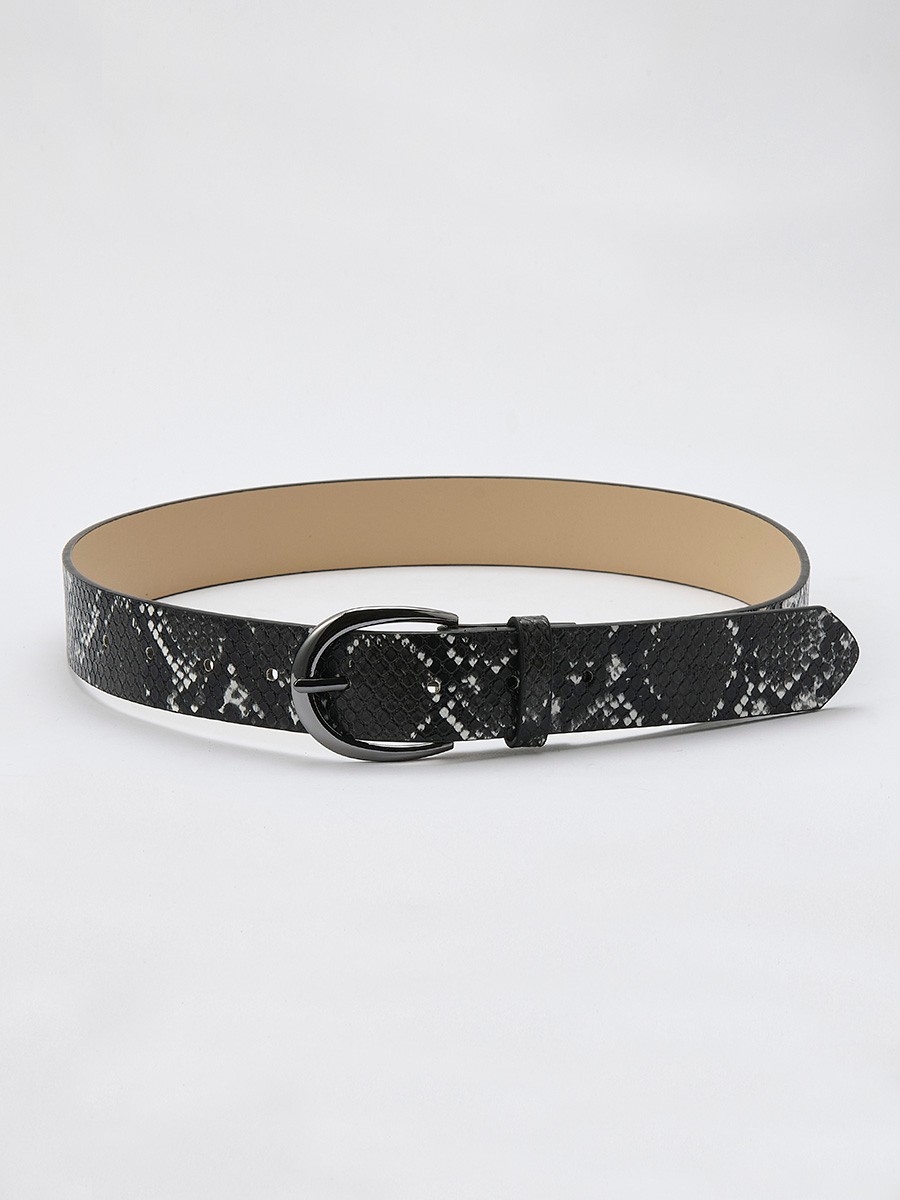Cinturón estrecho para mujer en efecto piel de serpiente, cierre con hebilla metálica. Diseño elegante y versátil.