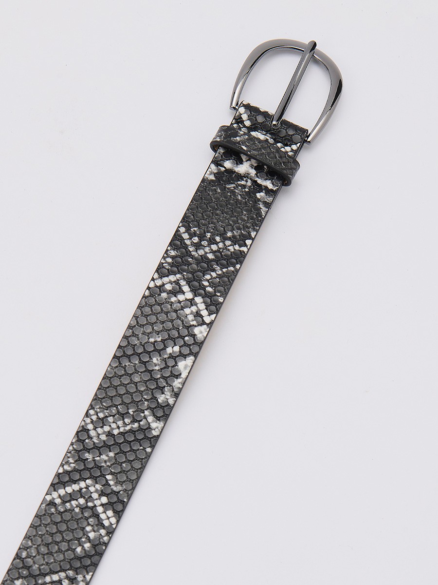 Cinturón estrecho para mujer en efecto piel de serpiente, cierre con hebilla metálica. Diseño elegante y versátil.