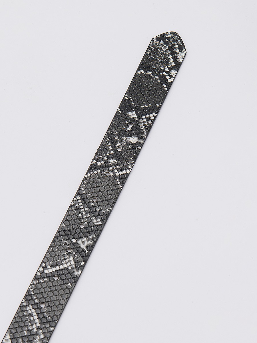Cinturón estrecho para mujer en efecto piel de serpiente, cierre con hebilla metálica. Diseño elegante y versátil.