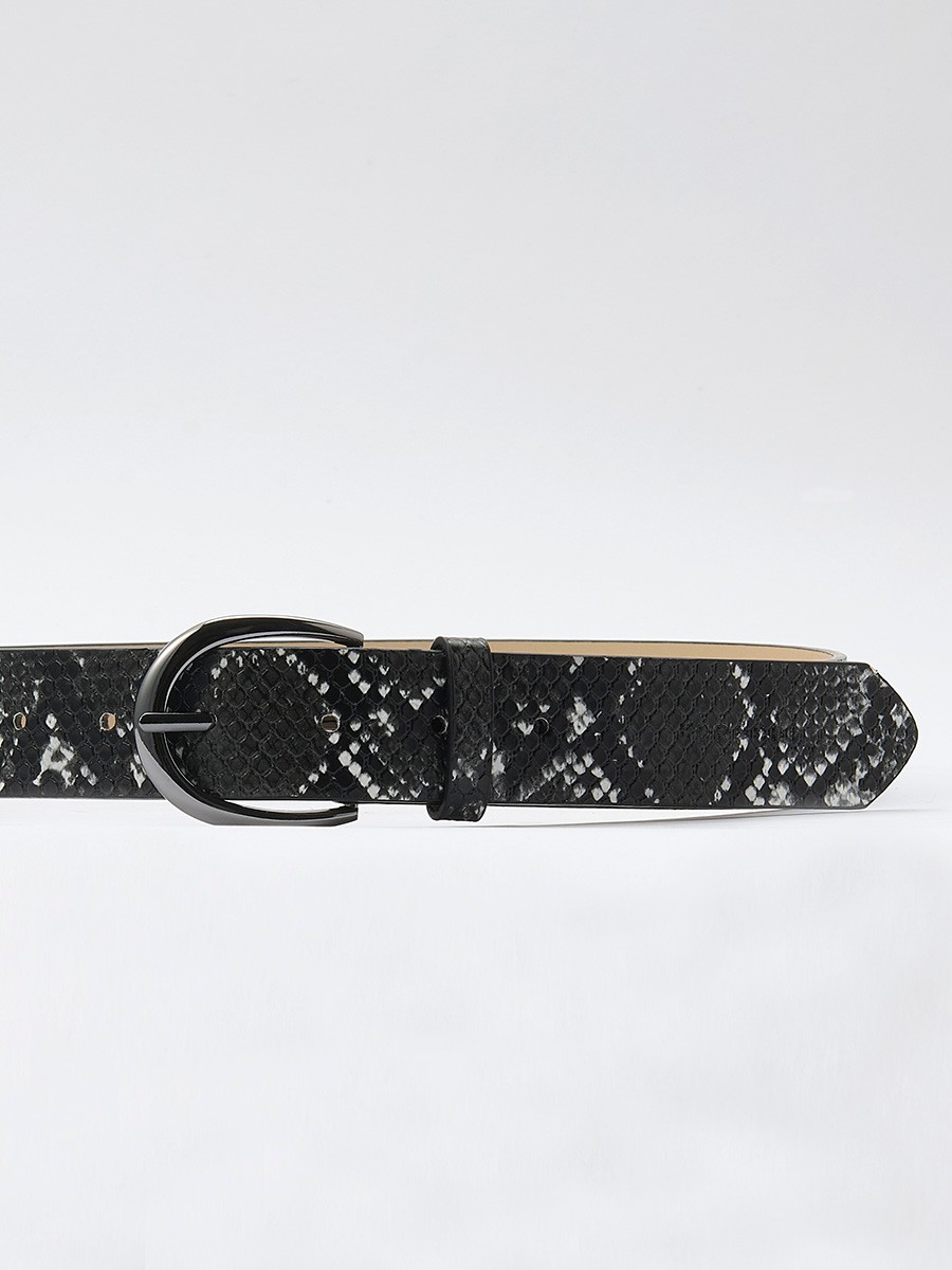 Cinturón estrecho para mujer en efecto piel de serpiente, cierre con hebilla metálica. Diseño elegante y versátil.