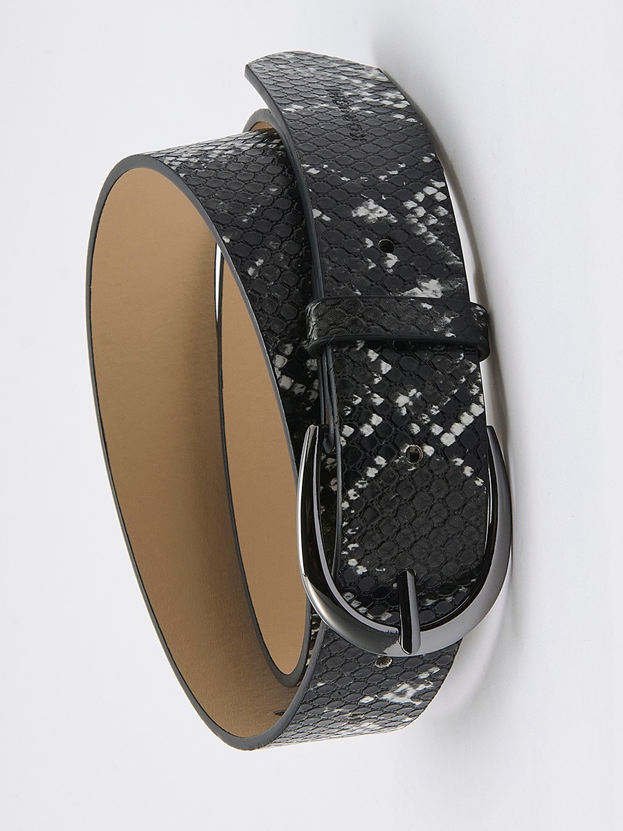 Cinturón estrecho para mujer en efecto piel de serpiente, cierre con hebilla metálica. Diseño elegante y versátil.