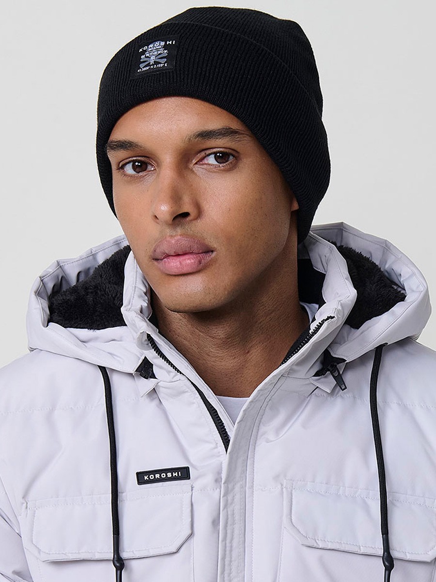 Gorro tricot de hombre en color negro, confeccionado en 100% acrílico. Suave, cómodo y perfecto para looks casuales de invierno.