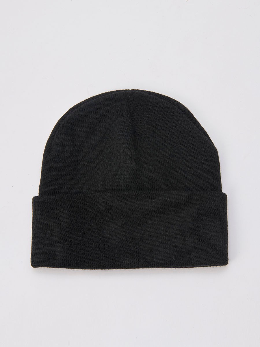 Gorro tricot de hombre en color negro, confeccionado en 100% acrílico. Suave, cómodo y perfecto para looks casuales de invierno.