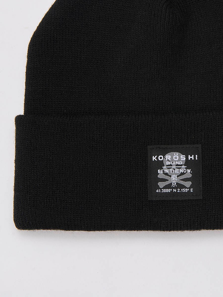 Gorro tricot de hombre en color negro, confeccionado en 100% acrílico. Suave, cómodo y perfecto para looks casuales de invierno.
