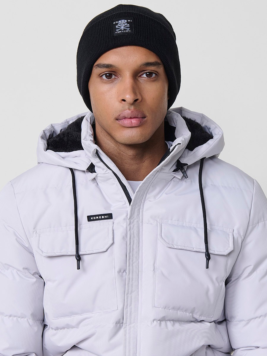 Gorro tricot de hombre en color negro, confeccionado en 100% acrílico. Suave, cómodo y perfecto para looks casuales de invierno.