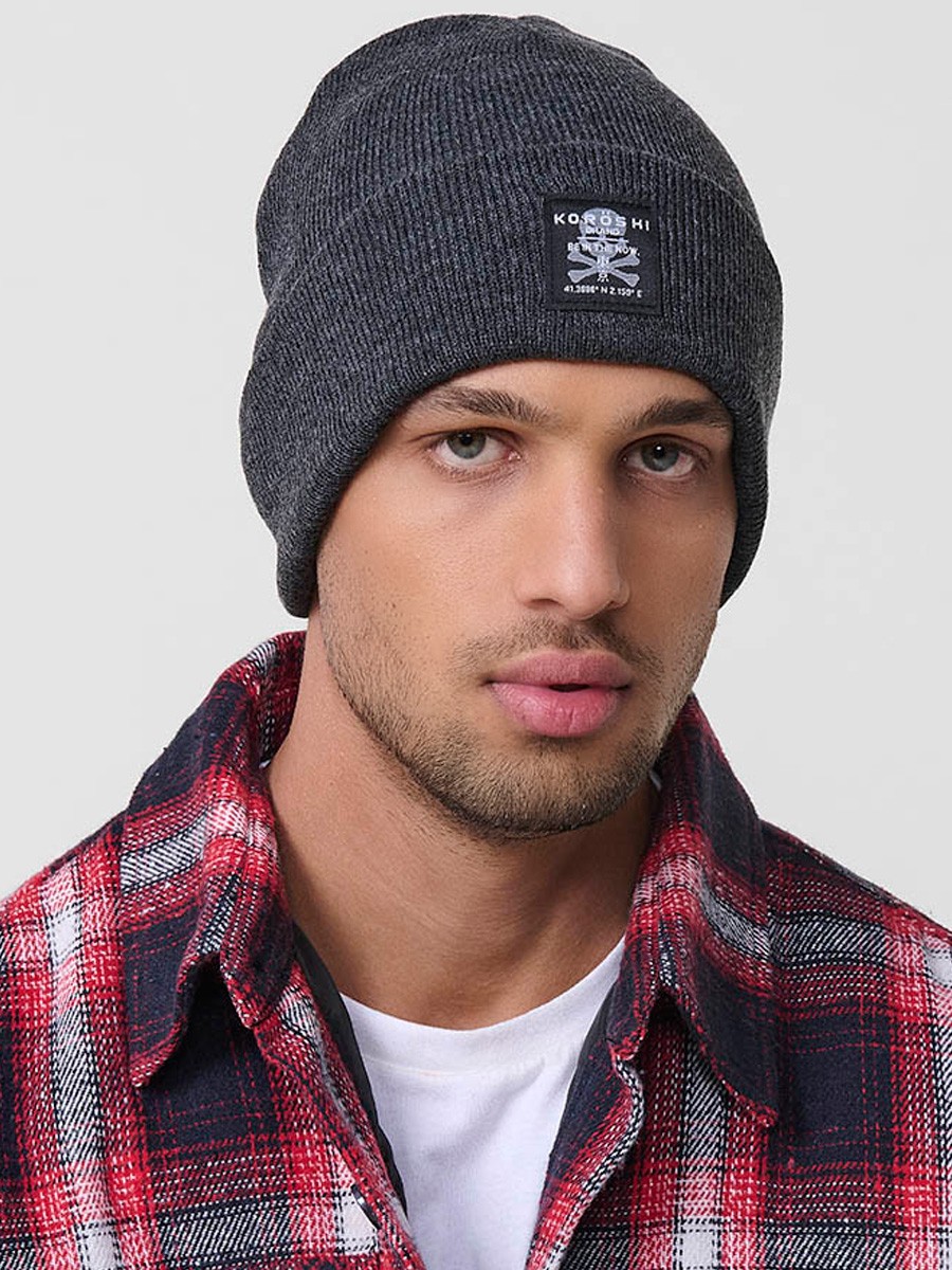 Gorro tricot de hombre en color gris marengo, confeccionado en 100% acrílico. Suave, cómodo y esencial para los días fríos de invierno.