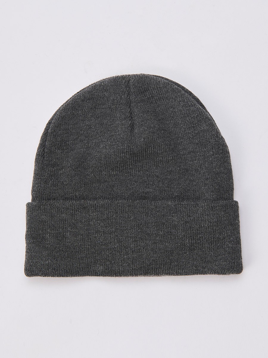 Gorro tricot de hombre en color gris marengo, confeccionado en 100% acrílico. Suave, cómodo y esencial para los días fríos de invierno.