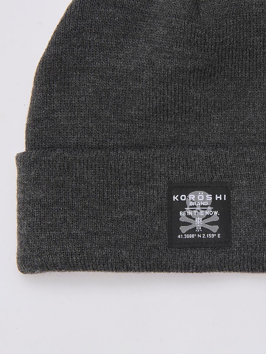 Gorro tricot de hombre en color gris marengo, confeccionado en 100% acrílico. Suave, cómodo y esencial para los días fríos de invierno.