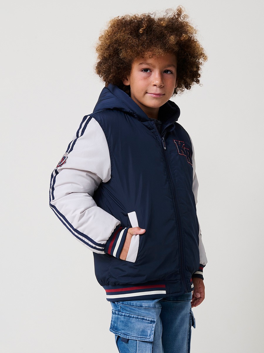 Cazadora para niño acolchada con capucha, color azul navy. Diseño cálido y moderno, perfecta para el invierno.