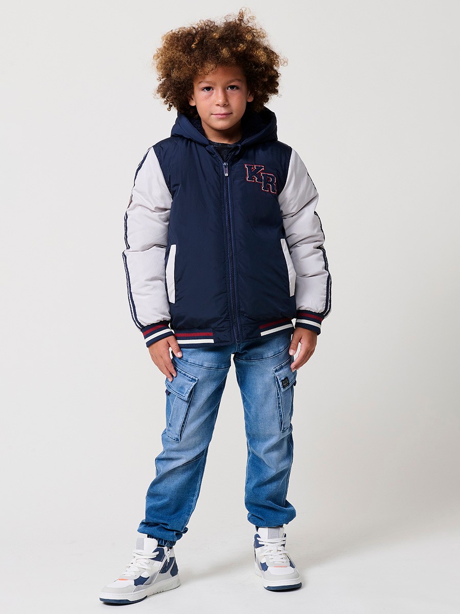 Blouson matelassé pour garçon, coloris navy avec capuche. Chaud et confortable, idéal pour l’hiver.
