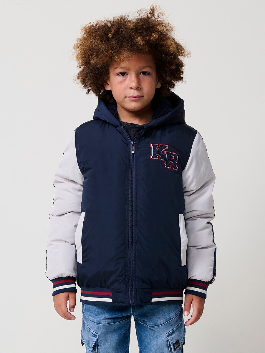 Blouson matelassé pour garçon, coloris navy avec capuche. Chaud et confortable, idéal pour l’hiver.