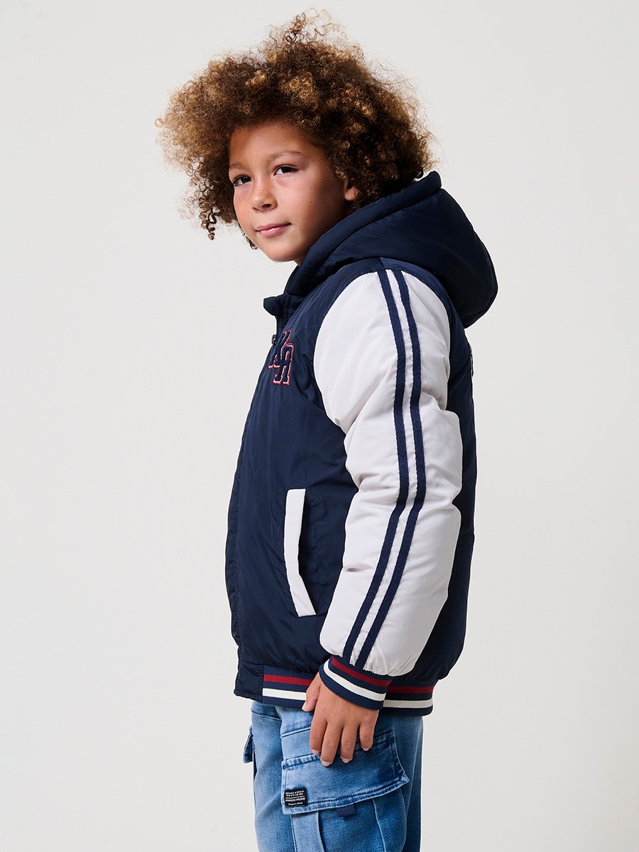 Blouson matelassé pour garçon, coloris navy avec capuche. Chaud et confortable, idéal pour l’hiver.