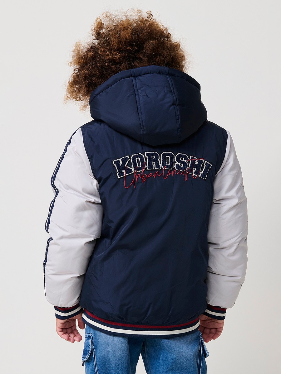 Blouson matelassé pour garçon, coloris navy avec capuche. Chaud et confortable, idéal pour l’hiver.