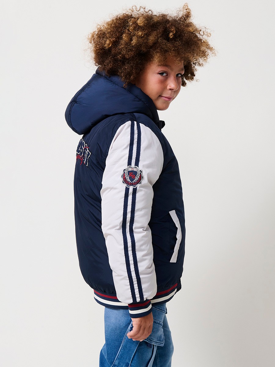 Blouson matelassé pour garçon, coloris navy avec capuche. Chaud et confortable, idéal pour l’hiver.