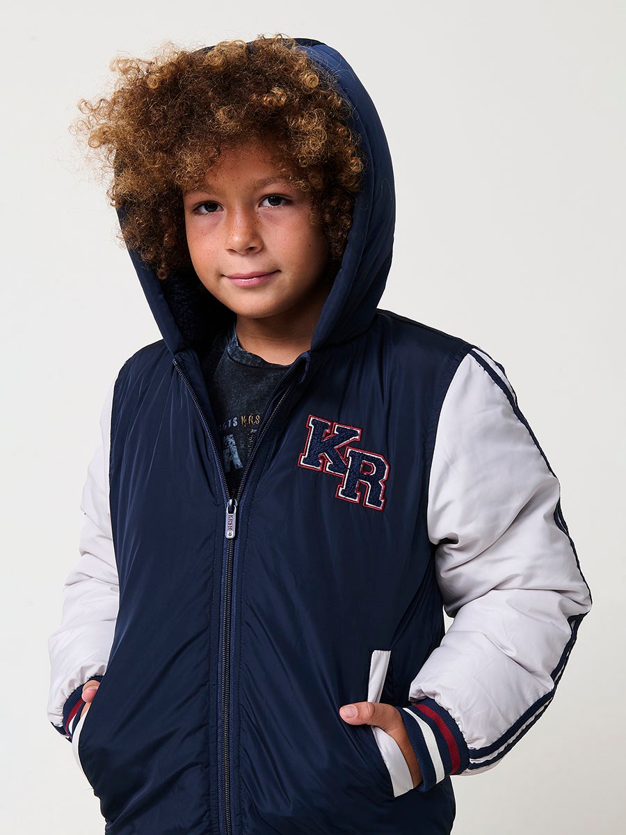 Blouson matelassé pour garçon, coloris navy avec capuche. Chaud et confortable, idéal pour l’hiver.