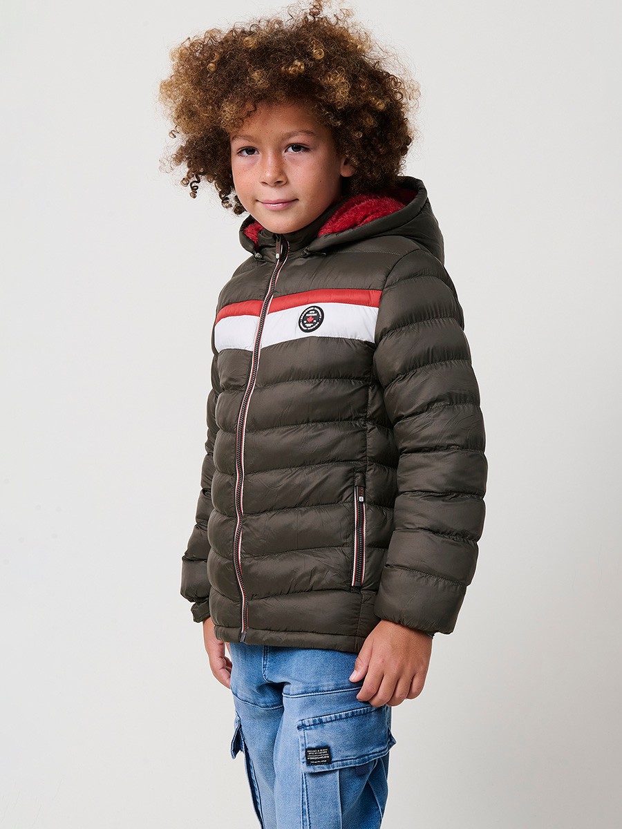 Boys’ khaki padded jacket with detachable hood, chest stripes in brick and stone tones. Made of 100% polyester, warm, comfortable and lightweight.