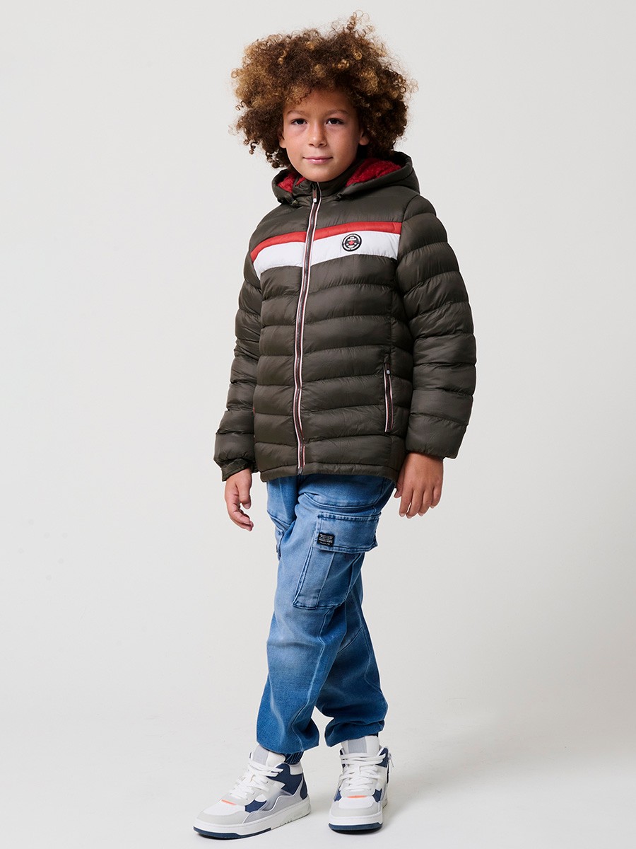 Boys’ khaki padded jacket with detachable hood, chest stripes in brick and stone tones. Made of 100% polyester, warm, comfortable and lightweight.