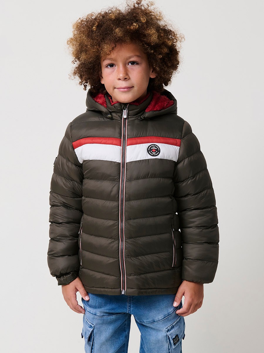 Boys’ khaki padded jacket with detachable hood, chest stripes in brick and stone tones. Made of 100% polyester, warm, comfortable and lightweight.