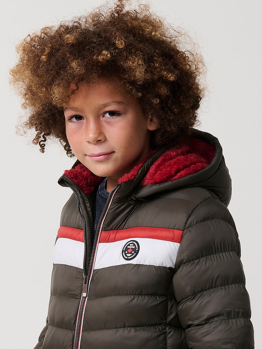 Boys’ khaki padded jacket with detachable hood, chest stripes in brick and stone tones. Made of 100% polyester, warm, comfortable and lightweight.