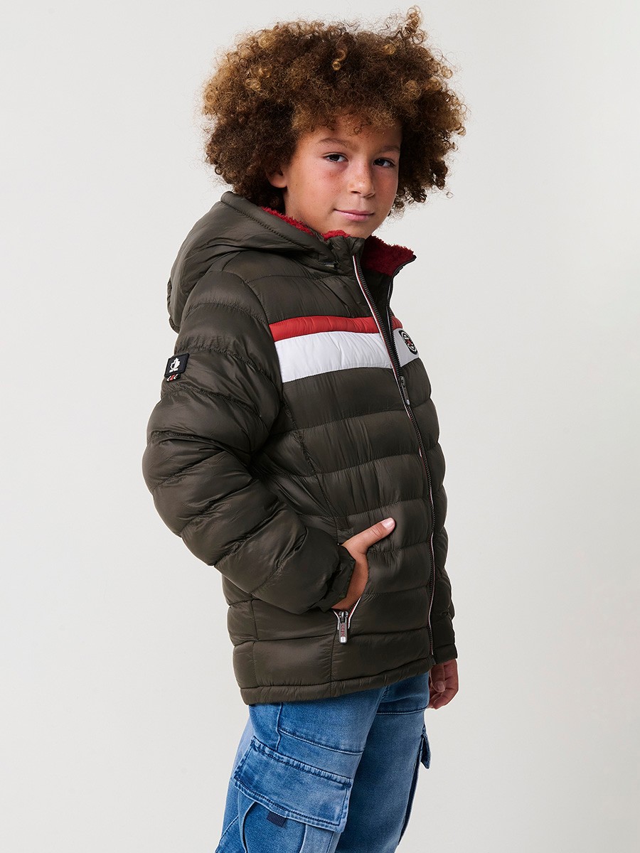 Boys’ khaki padded jacket with detachable hood, chest stripes in brick and stone tones. Made of 100% polyester, warm, comfortable and lightweight.