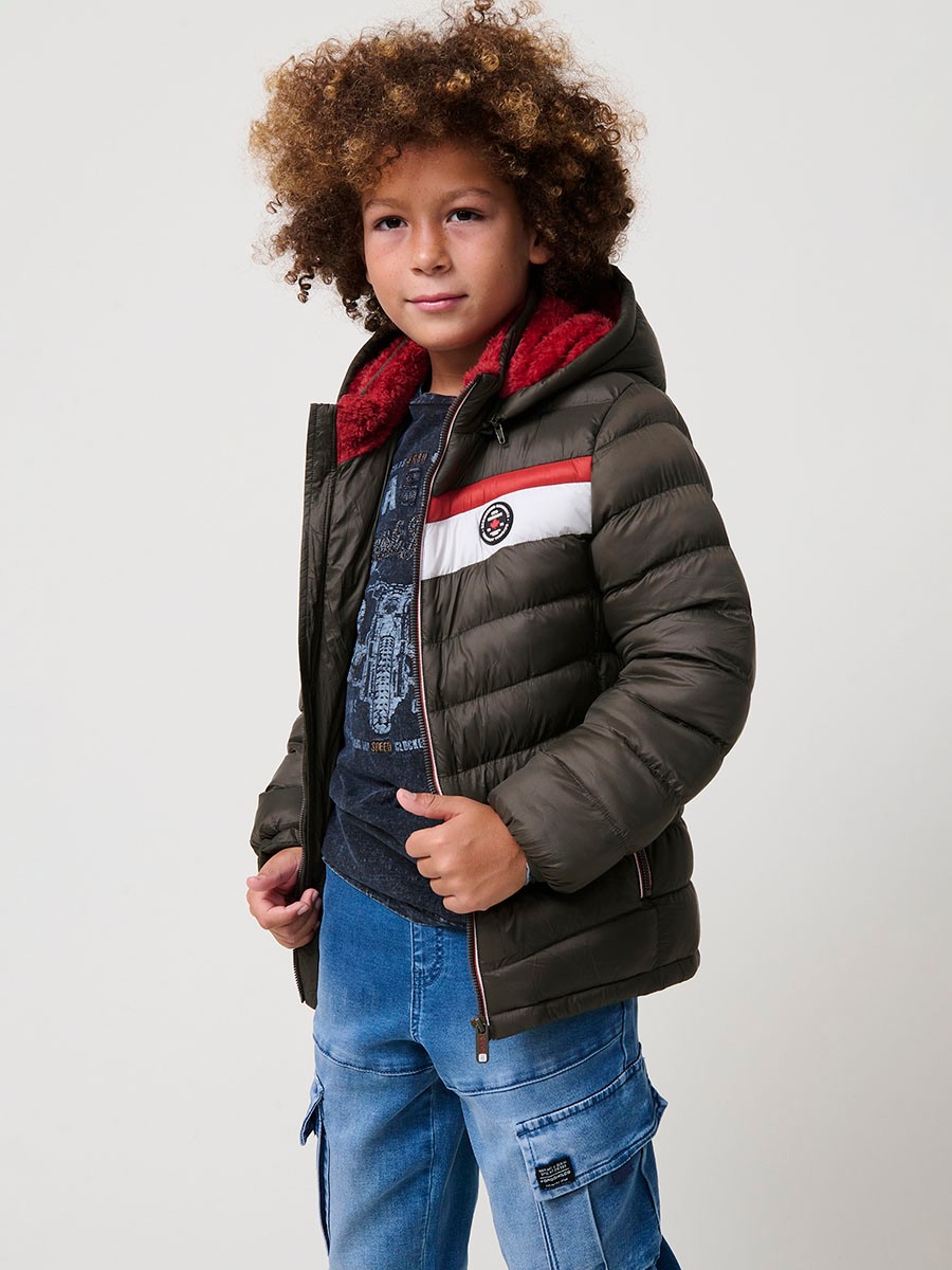 Boys’ khaki padded jacket with detachable hood, chest stripes in brick and stone tones. Made of 100% polyester, warm, comfortable and lightweight.